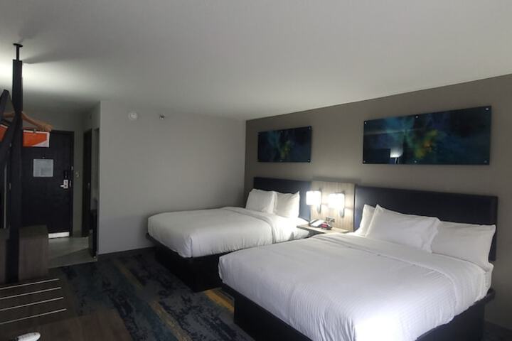 1 Queen Bed Accessible (19 of 24)