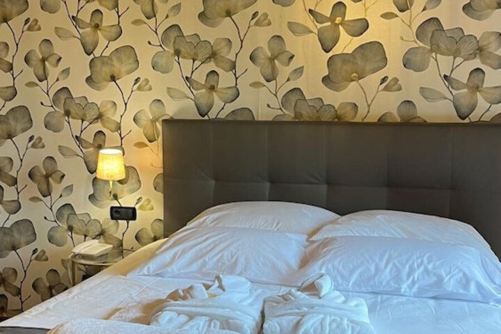 Room 5 of 19