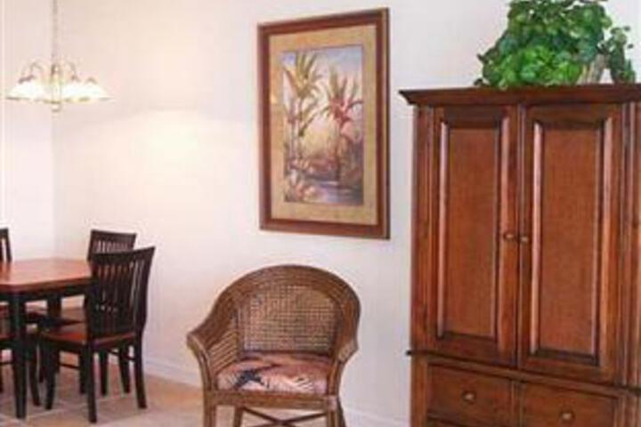 Suite 7 of 8
