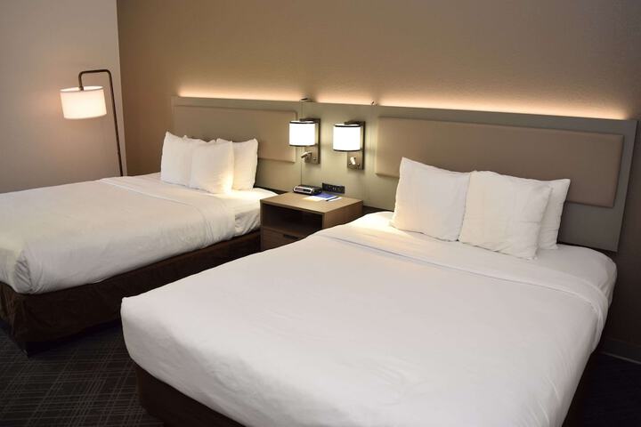 2 Queen Beds (7 of 15)