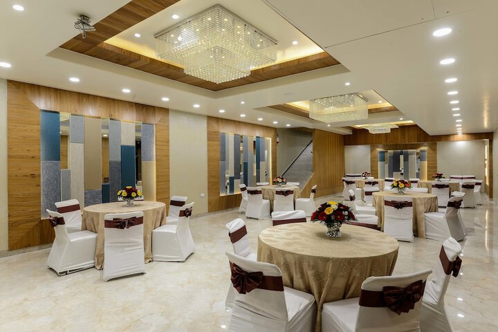 Ballroom/Hall 74 of 85