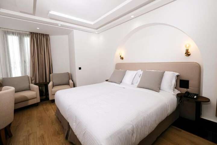 Room 7 of 32