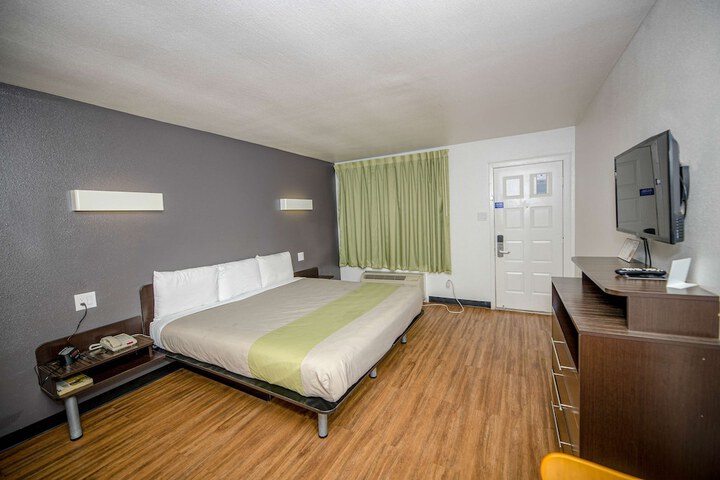 1 King Bed Accessible (9 of 9)