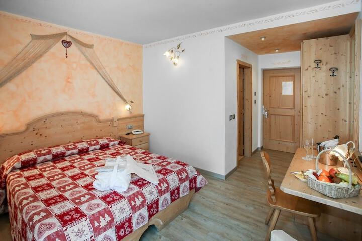 Room 8 of 33