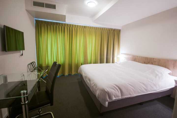Room 8 of 32