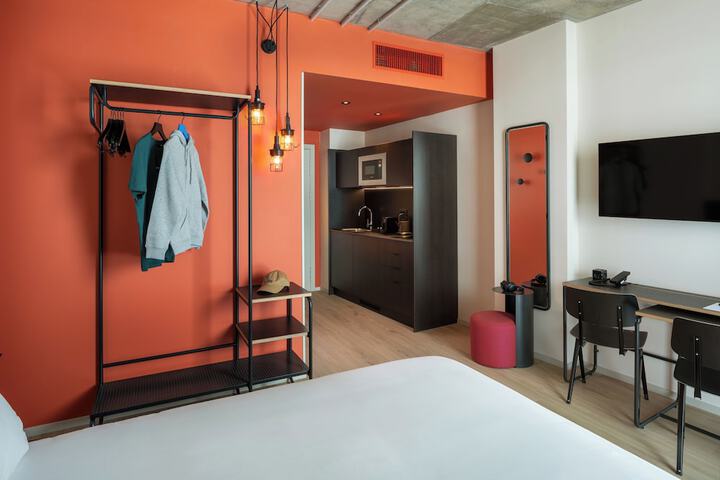 Room 8 of 77