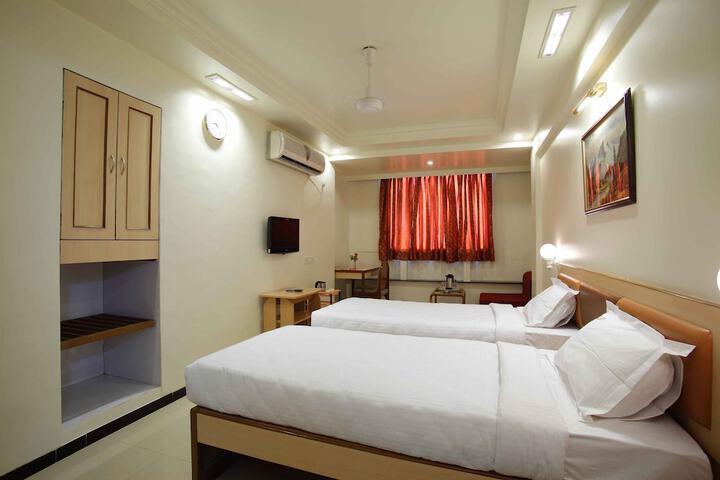Room 4 of 8