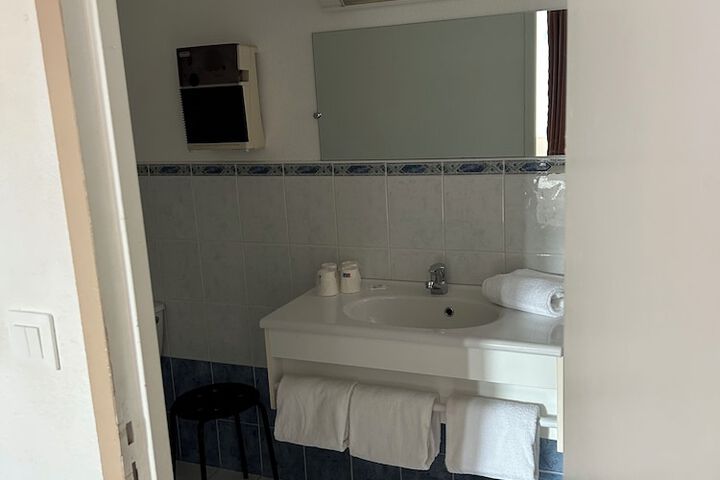 Room 32 of 76