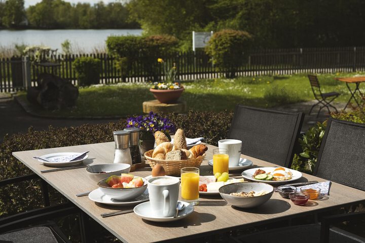 Breakfast/Coffee Service 26 of 51