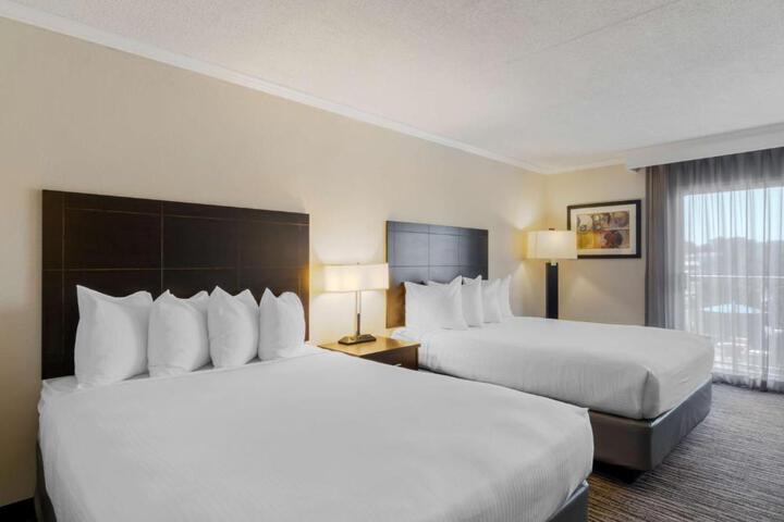 2 Queen Beds (6 of 9)