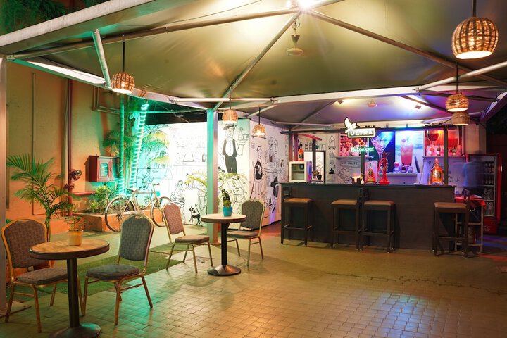 Lounge 53 of 61