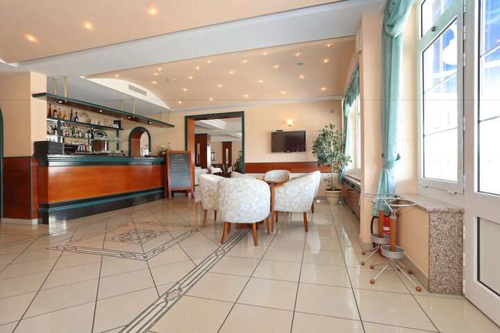 Lounge 59 of 62