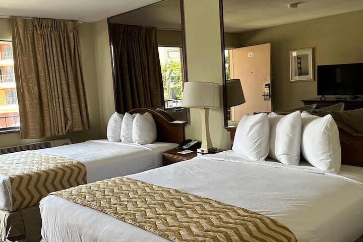 2 Queen Beds (16 of 18)