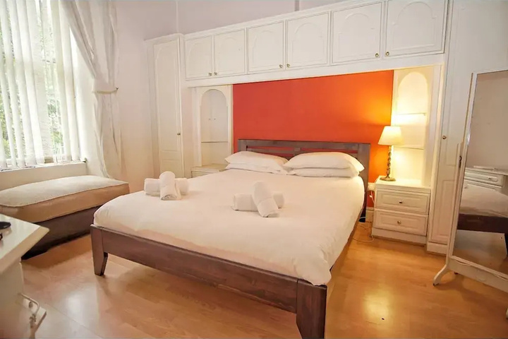 Room 6 of 14