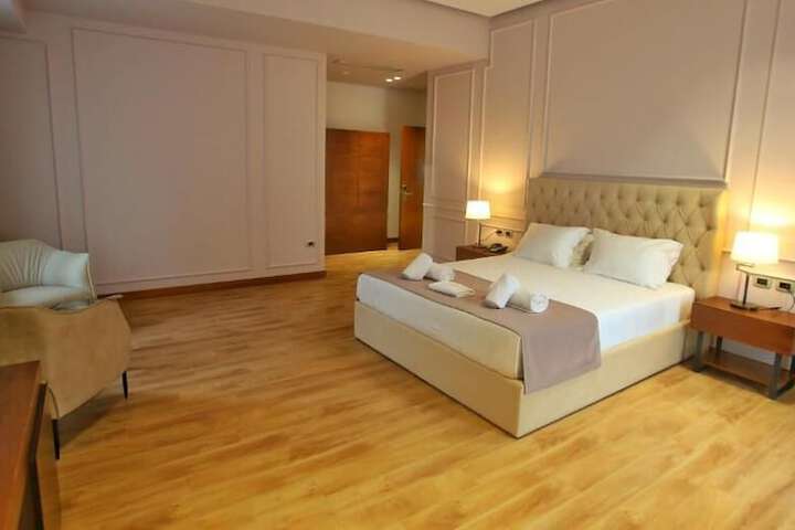 Room 13 of 22