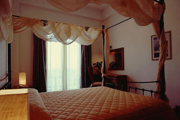 Room 9 of 22