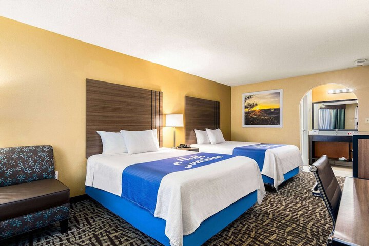 2 Queen Beds Business Room (2 of 8)