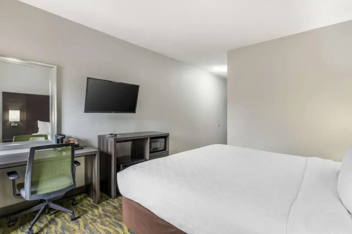Room 6 of 25