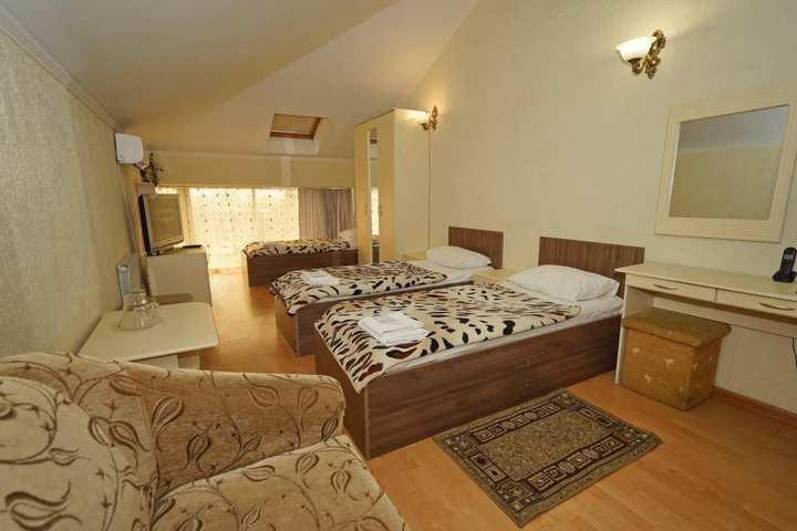 Room 6 of 13
