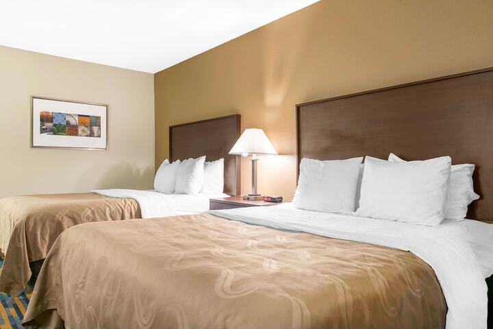1 Queen Bed (3 of 13)