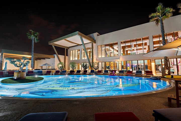 Pool 33 of 61