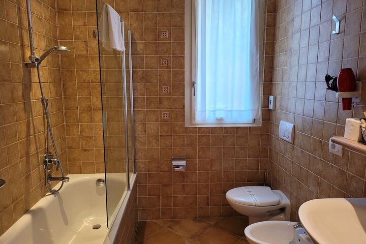 Room 100 of 194