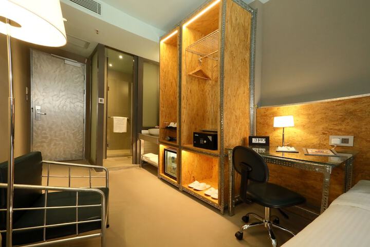 Room 26 of 40