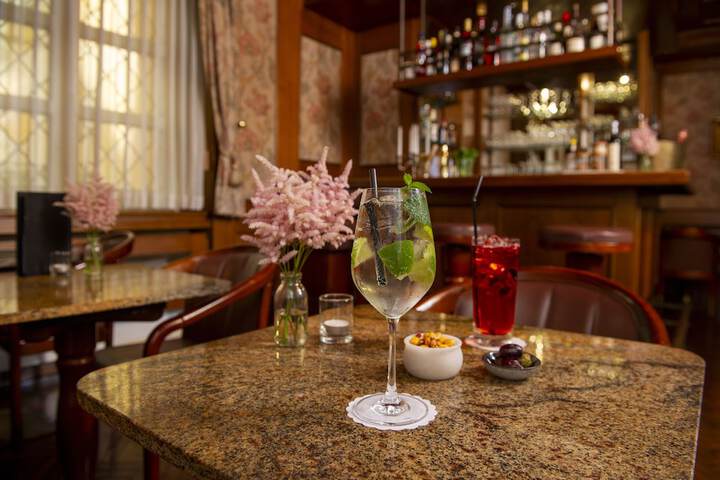 Lounge 68 of 80