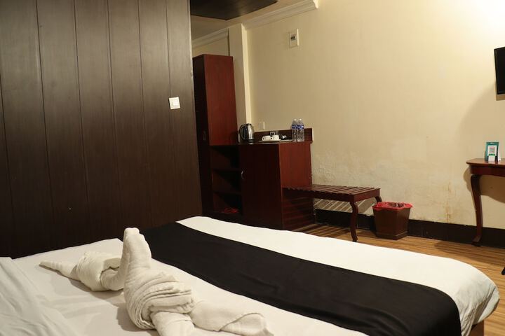 Room 10 of 16