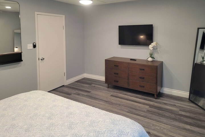 1 Queen Bed (2 of 12)