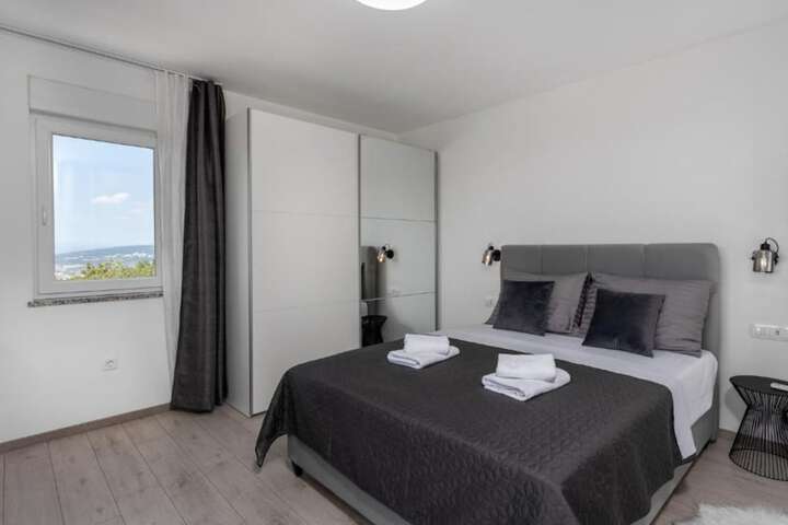 Room 8 of 42