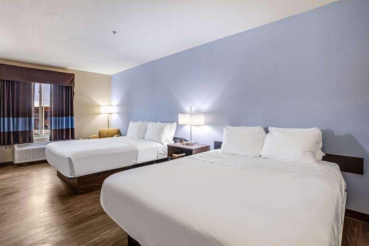1 Queen Bed (4 of 12)