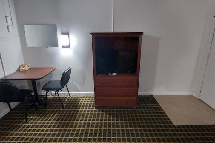 Single Room 1 Queen Bed (4 of 12)