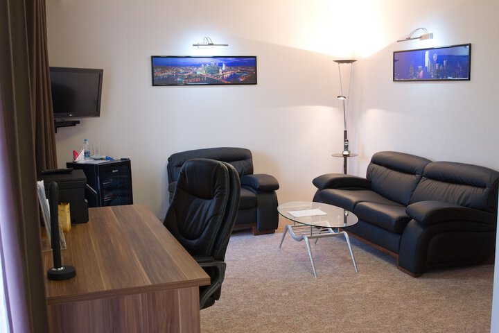 Room 4 of 99