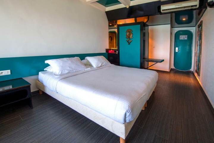 Room 4 of 33