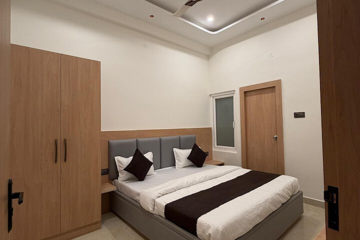 Room 3 of 16