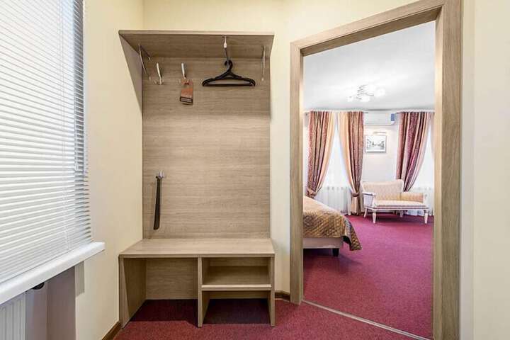 Room 10 of 33