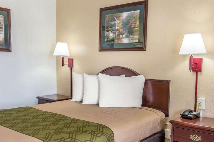 1 Queen Bed (12 of 12)
