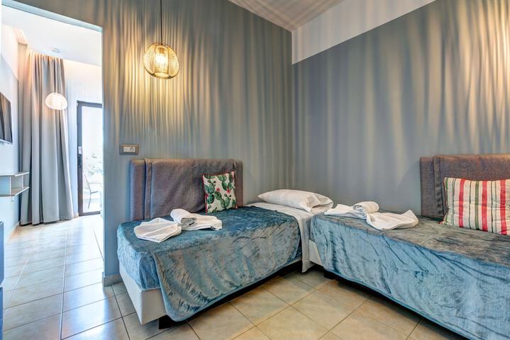 Room 10 of 87