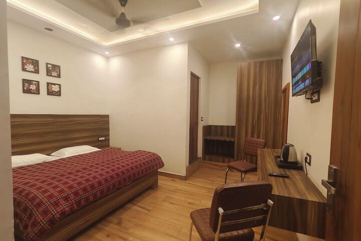 Room 9 of 29