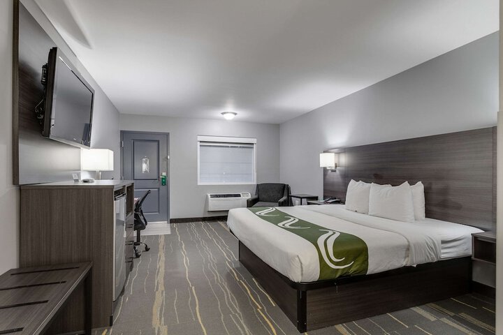 1 King Bed (2 of 16)