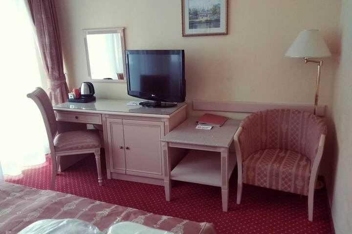 Room 12 of 77