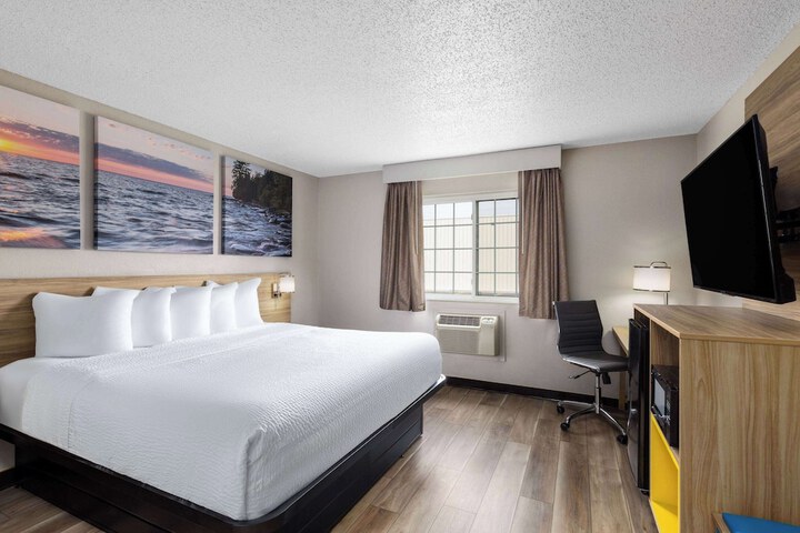 1 King Bed Deluxe (6 of 8)