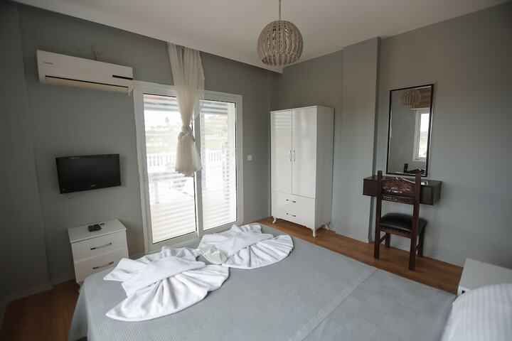 Room 3 of 34