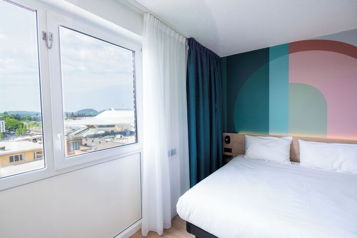 Room 25 of 77