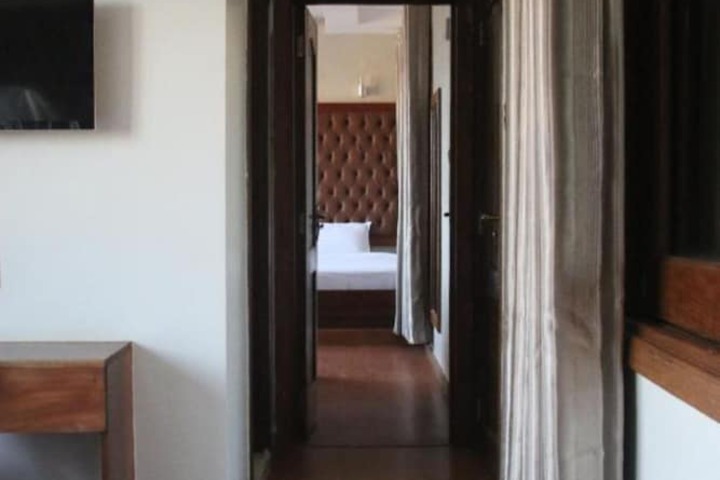 Room 6 of 25
