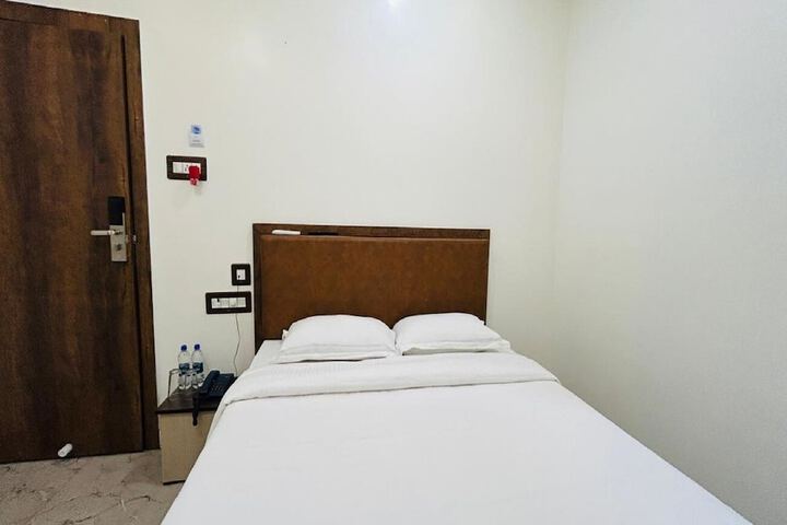 Room 7 of 33