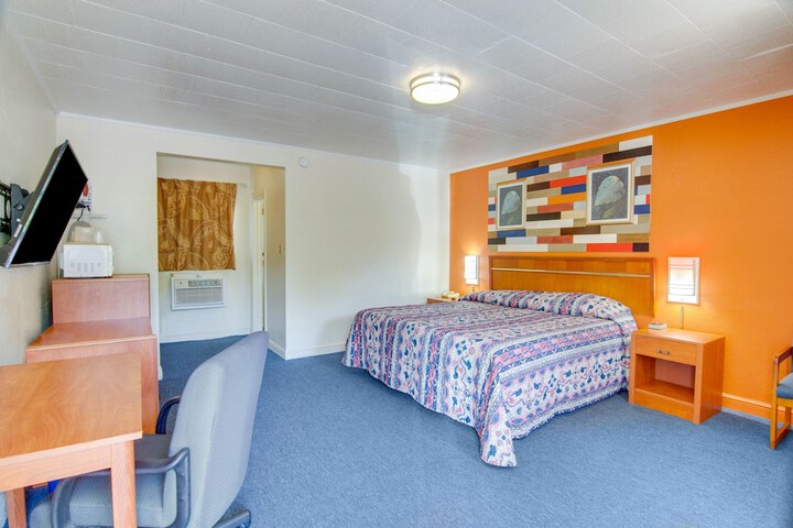 Standard | King Bed (3 of 4)
