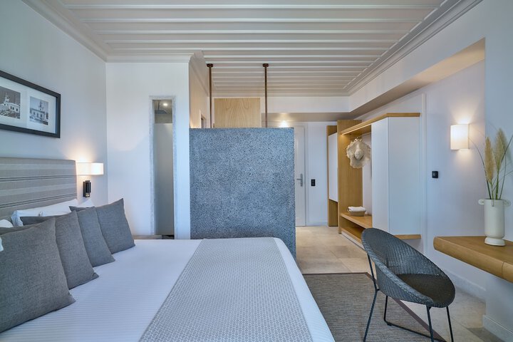 Room 6 of 100
