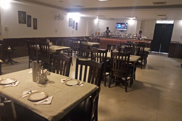 Dining 12 of 26